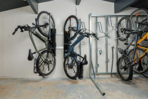 La solution de levage automatique des vélos nécessite 2 profilés pour une pose optimale