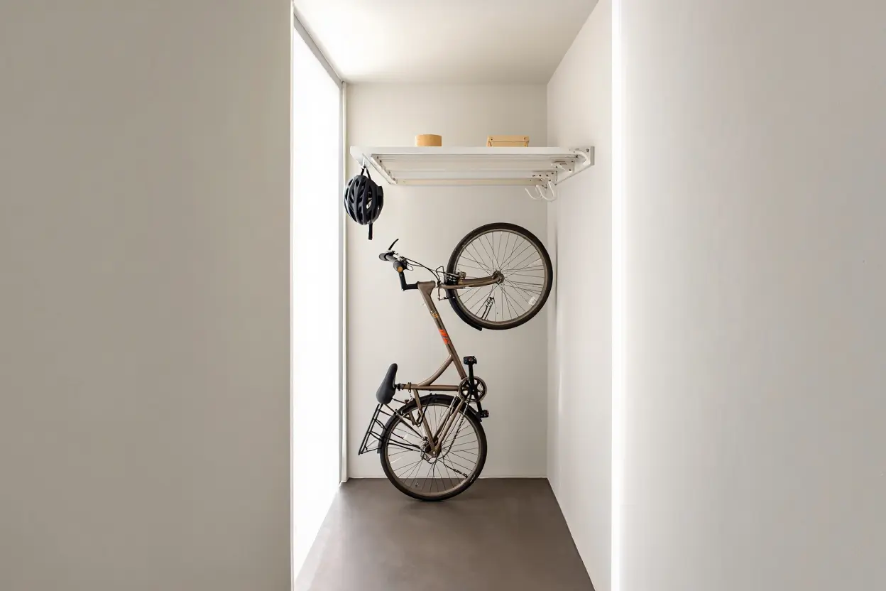 Support mural pour vélo en couloir