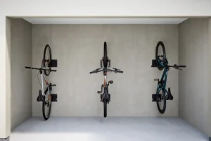 Vélos suspendus sur support mural
