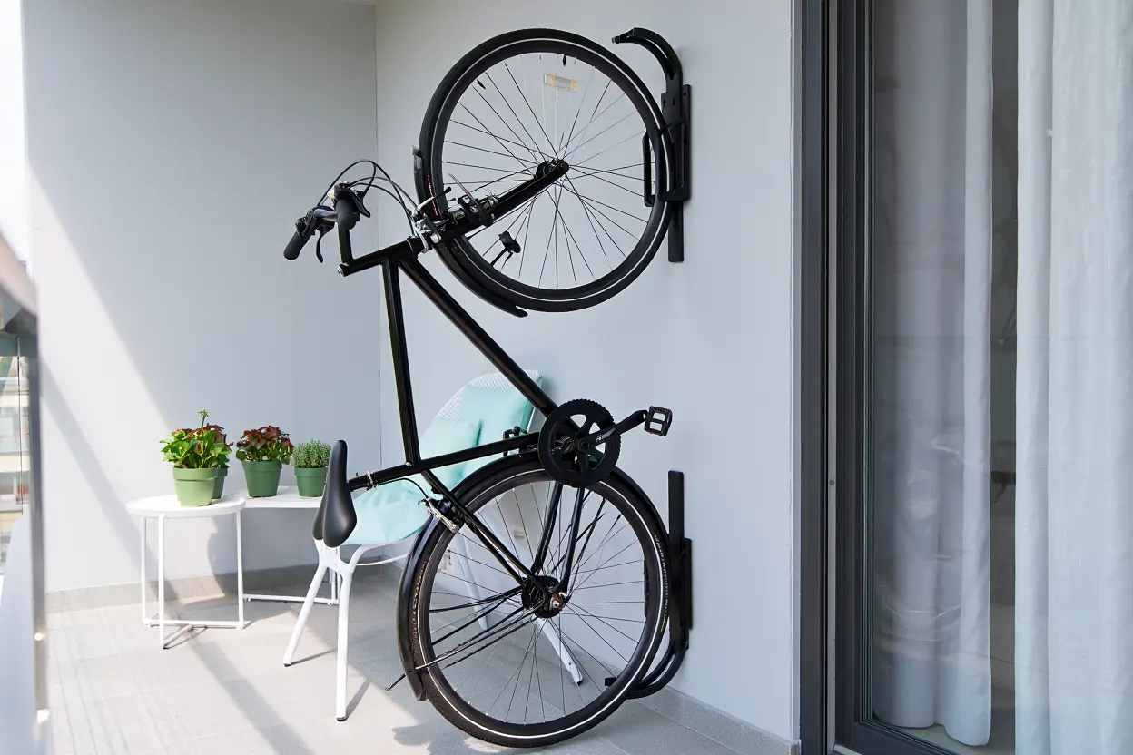 Vélo rangé verticalement sur balcon moderne