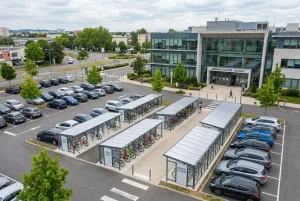 Abri vélo collectif moderne en parking public