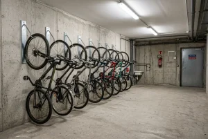 Rangement vélo vertical dans un local sécurisé