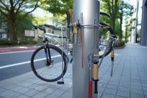 Station de réparation vélo collective en extérieur