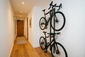 Support vélo mural horizontal dans un couloir d'appartement
