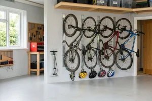 Garage à vélo organisé avec supports muraux