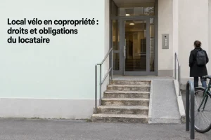 Local vélo en copropriété: droits et obligations du locataire, façade d’immeuble avec entrée et marche, personne avec vélo et sac à dos à côté. espace vélo immeuble locataire.
