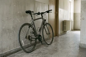 Vélo abandonné bloquant le couloir d’une copropriété, prêt à être enlevé selon procédure d’enlèvement vélo copropriété.
