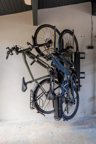 vélo positionné à la vertical et pivotés sur la gauche dans le système BIKILIFT système de levage automatique